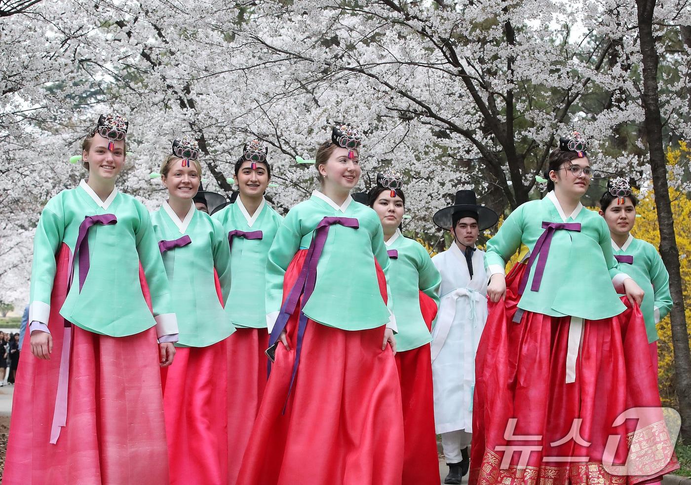 본문 이미지 - 1일 오후 영남대 경산캠퍼스를 찾은 미국 고교생들이 한복을 곱게 차려입고 민속촌 벚꽃길을 걷고 있다. 학생들은 열흘간 한국에 머물며 전통 성년식인 관례·계례 체험, 한국 고교생과 교류, 문화체험, 교육·정책기관 방문 등 다양한 활동에 참여한다. 2026.4.1 ⓒ 뉴스1 공정식 기자