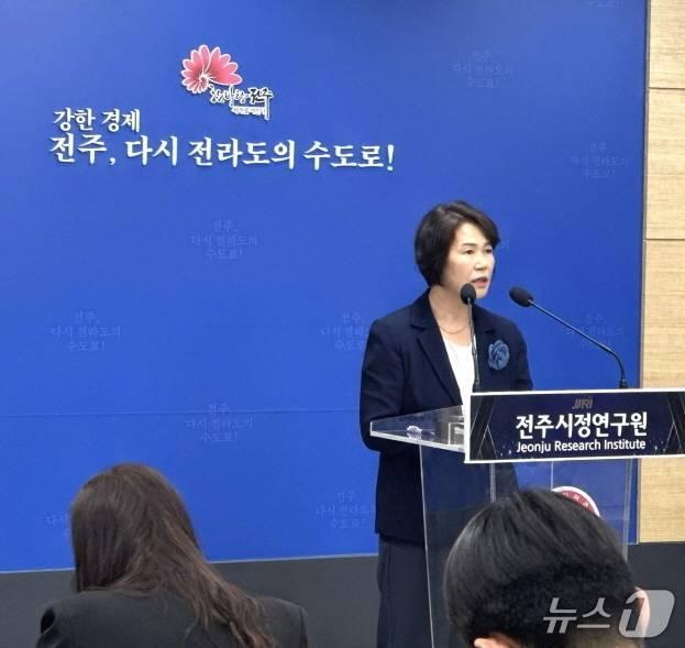 본문 이미지 - 브리핑을 진행하고 있는 박미자 전주시정연구원장./뉴스1 DB