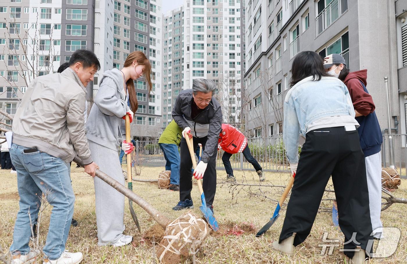 본문 이미지 - 정용래 유성구청장이 나무를 식재하고 있다.(유성구 제공. 재판매 및 DB금지)/뉴스1