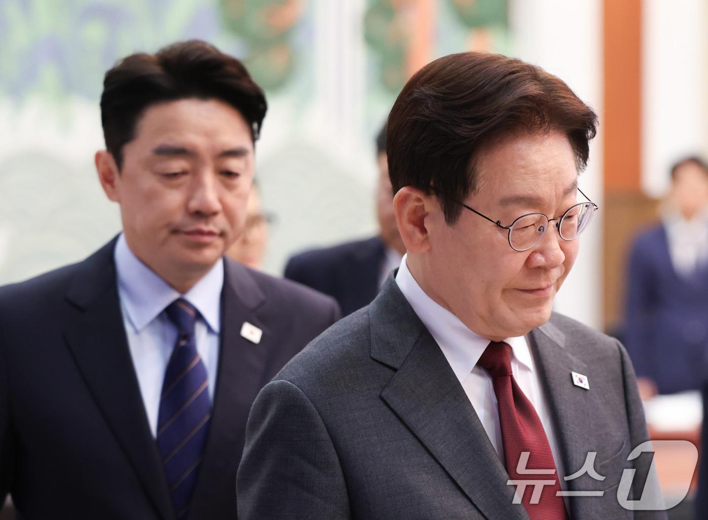 본문 이미지 - 이재명 대통령이 1일 청와대에서 열린 제3차 비상경제점검회의에 입장하고 있다. 2026.4.1 ⓒ 뉴스1 허경 기자