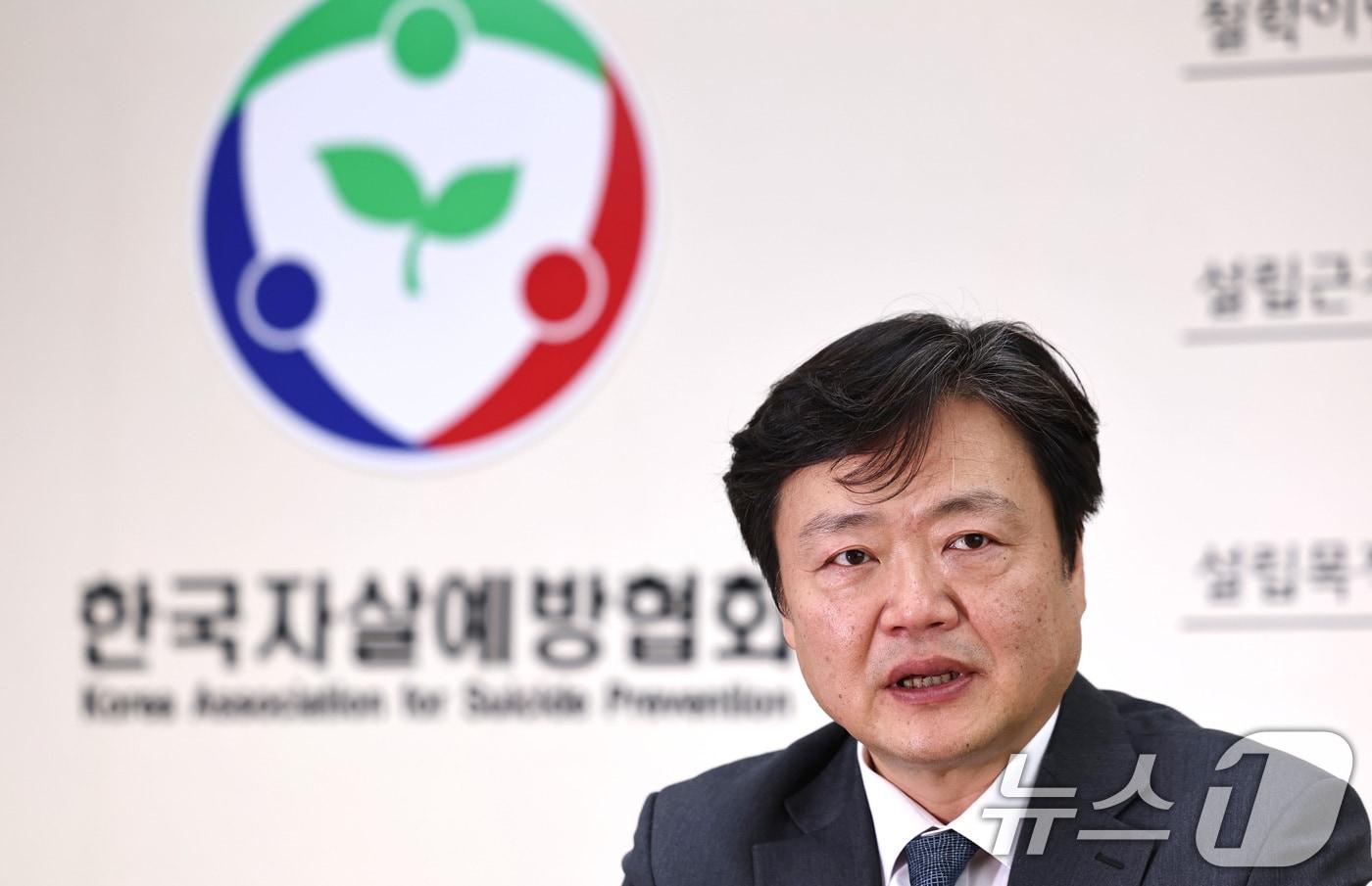 본문 이미지 - 백종우 한국자살예방협회장이 1일 서울 중구 한국자살예방협회 사무실에서 '뉴스1'과 인터뷰하고 있다. 2026.4.1 ⓒ 뉴스1 구윤성 기자