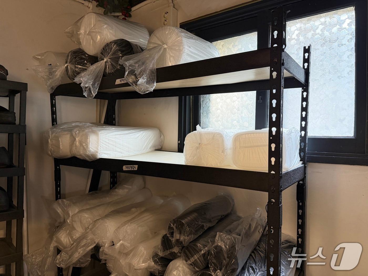 본문 이미지 - 서울의 한 식당에서는 포장 용기가 부족해 창고 선반이 바닥을 드러내기 시작했다. ⓒ 뉴스1 신민경 기자