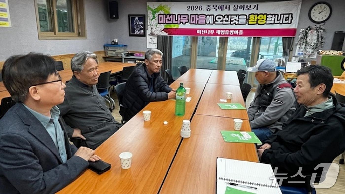 본문 이미지 - 충북 괴산 미선나무마을 우종태 태표(왼쪽 두번째)가 괴산에서 살아보기 참가자들에게 운영 계획을 설명하고 있다.(괴산군 제공. 재판매 및 DB금지)