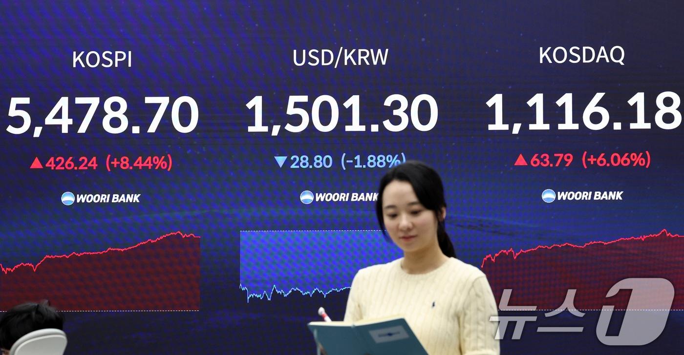 본문 이미지 - 코스피가 급등하며 5400선을 회복 마감한 1일 오후 서울 중구 우리은행 딜링룸 현황판에 코스피지수가 전장대비 426.24(8.44%) 상승한 5,478.70을 표시하고 있다. 2026.4.1 ⓒ 뉴스1 최지환 기자