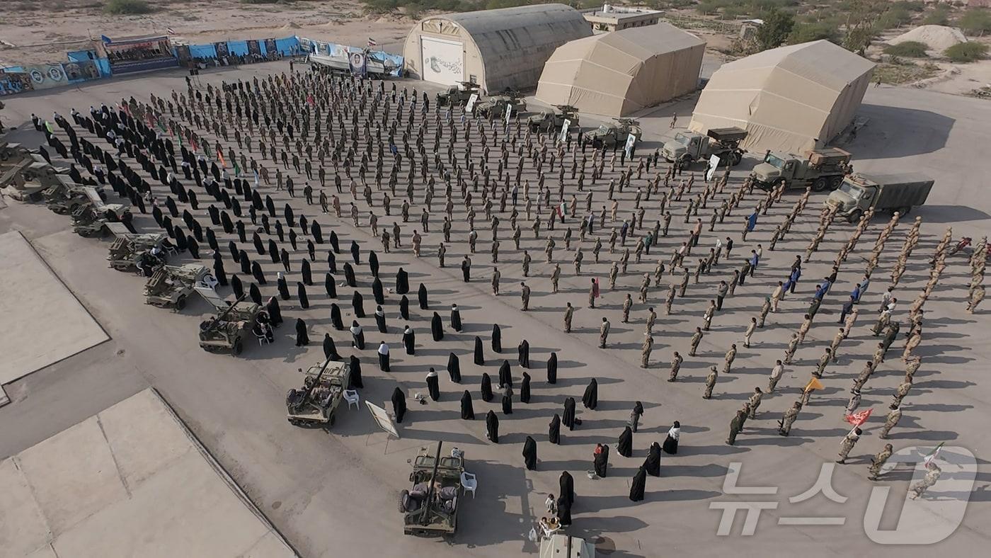 본문 이미지 - 이슬람 혁명수비대(IRGC)가 2월 16일(현지시간) 촬영한 사진에서는 이란 남부에서 IRGC 대원들이 훈련에 참가하고 있는 모습이 담겼다. 2026.02.16. ⓒ 로이터=뉴스1