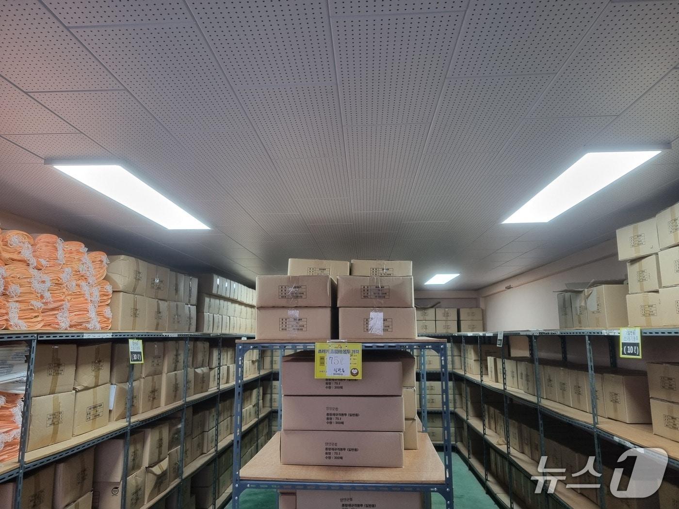 본문 이미지 - 양양군이 비축 중인 종량제 봉투 재고.(양양군 제공, 재판매 및 DB 금지) 2026.4.1/뉴스1