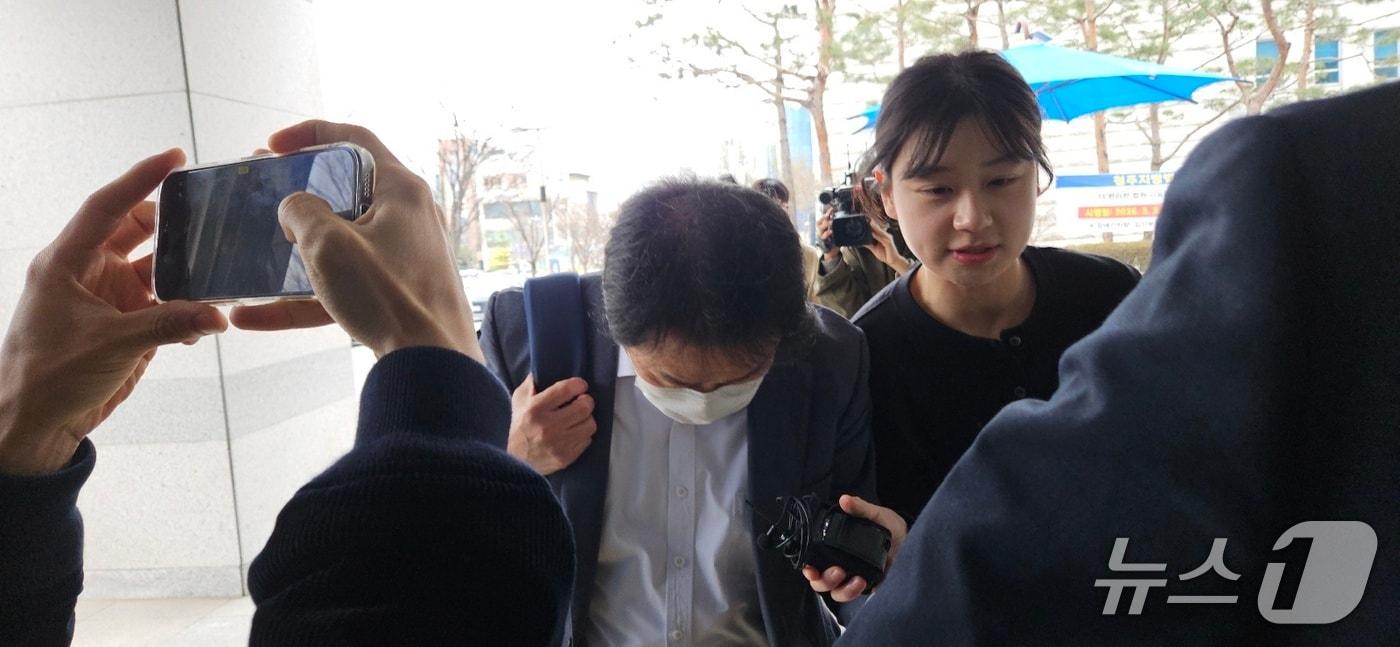 본문 이미지 - 공용 화장실에 불법 카메라를 설치한 충북교육청 전 장학관이 1일 청주지법에서 구속 전 피의자 심문(영장실질심사)을 받기 위해 출석하고 있다. 2026.04.01./뉴스1 장예린 기자