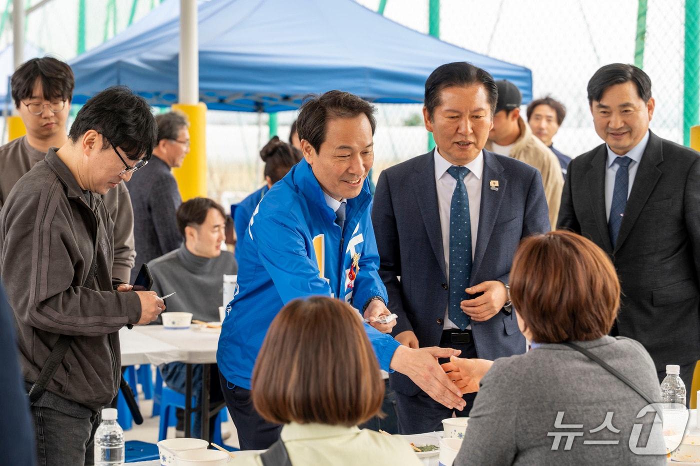 본문 이미지 - 철원 작은마을축제 방문.(우상호 예비후보 측 제공. 재판매 및 DB금지)/뉴스1