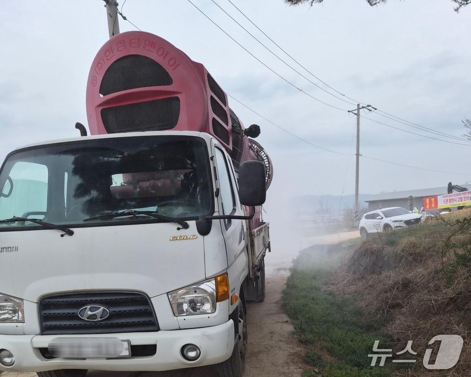 본문 이미지 - 전북 익산시가 함열음 산란계 농장에서 고병원성 AI가 확진됨에 따라 방역 조치에 나서고 있다.(익산시 제공. 재판매 및 DB 금지)