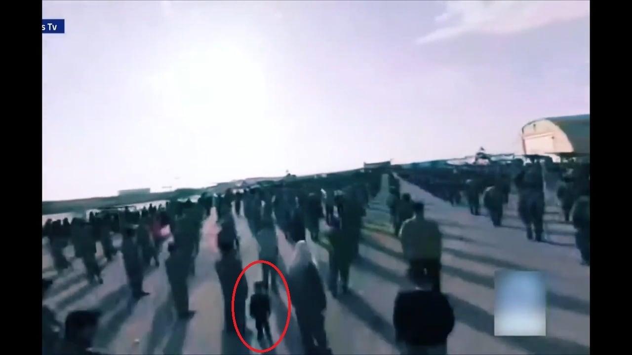 본문 이미지 - 최근 이란 국영 매체들이 보도한 군사 훈련 영상에서 일부 병력이 어린 아이를 데려온 모습이 포착됐다. (출처=소셜미디어 레딧 캡처)
