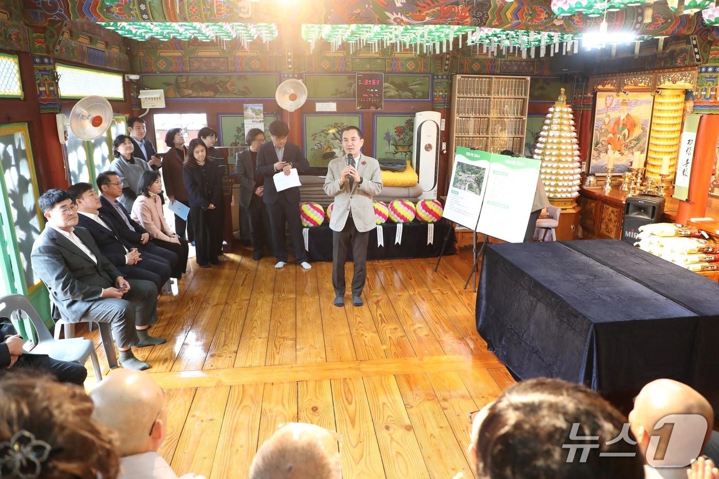 본문 이미지 - 전통사찰 지정된 ‘삼척 감로사’ 방문한 김진태 강원도지사.(강원도 제공. 재판매 및 DB금지)/뉴스1