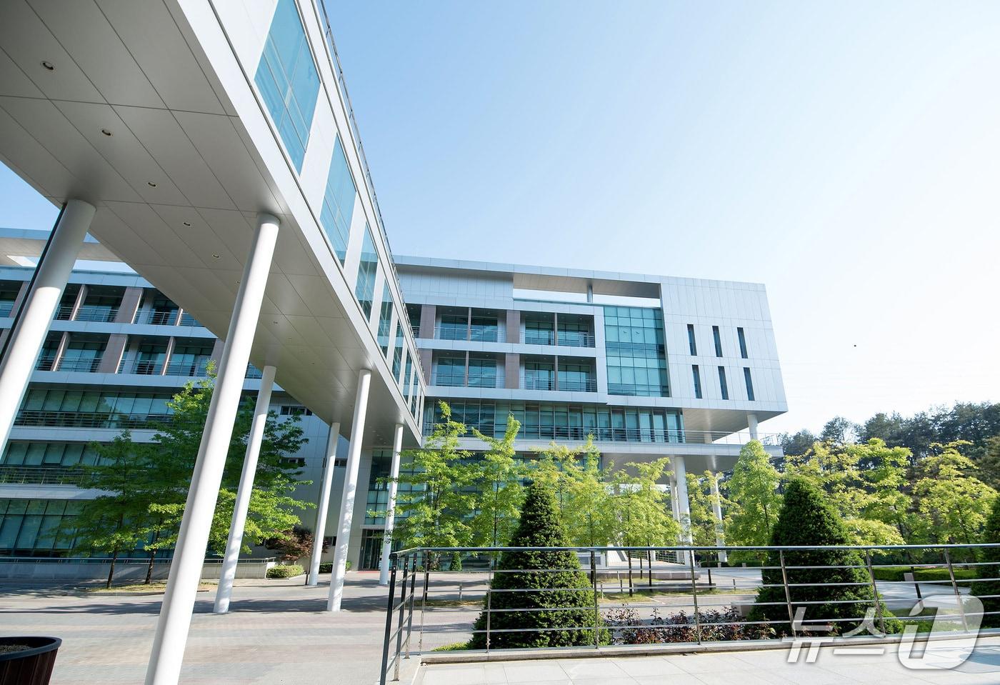 본문 이미지 - 영진전문대가 HD현대로보틱스와 산학협력 협약을 맺고, 지능형로봇 분야 실무형 전문 인재 양성에 나선다. (영진전문대 제공. 재판매 및 DB금지)