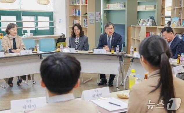 본문 이미지 - 유정기 전북교육감 권한대행이 1일 교육부 '수업 중심 독서교육선도학교'인 정읍 샘고을중학교를 방문, 독서인문교육 활성화 방안을 모색했다.(전북교육청 제공, 재판매 및 DB 금지)/뉴스1