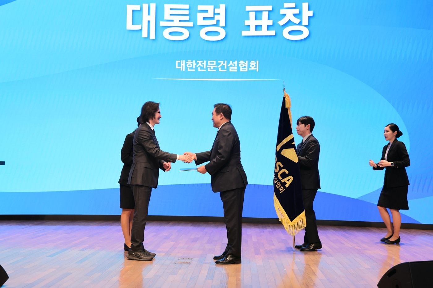 본문 이미지 - 대한전문건설협회가 1일 서울 대한상공회의소에서 열린 공정거래의날 기념행사에서 대통령 표창을 수상했다.(대한전문건설협회 제공)뉴스1ⓒ news1