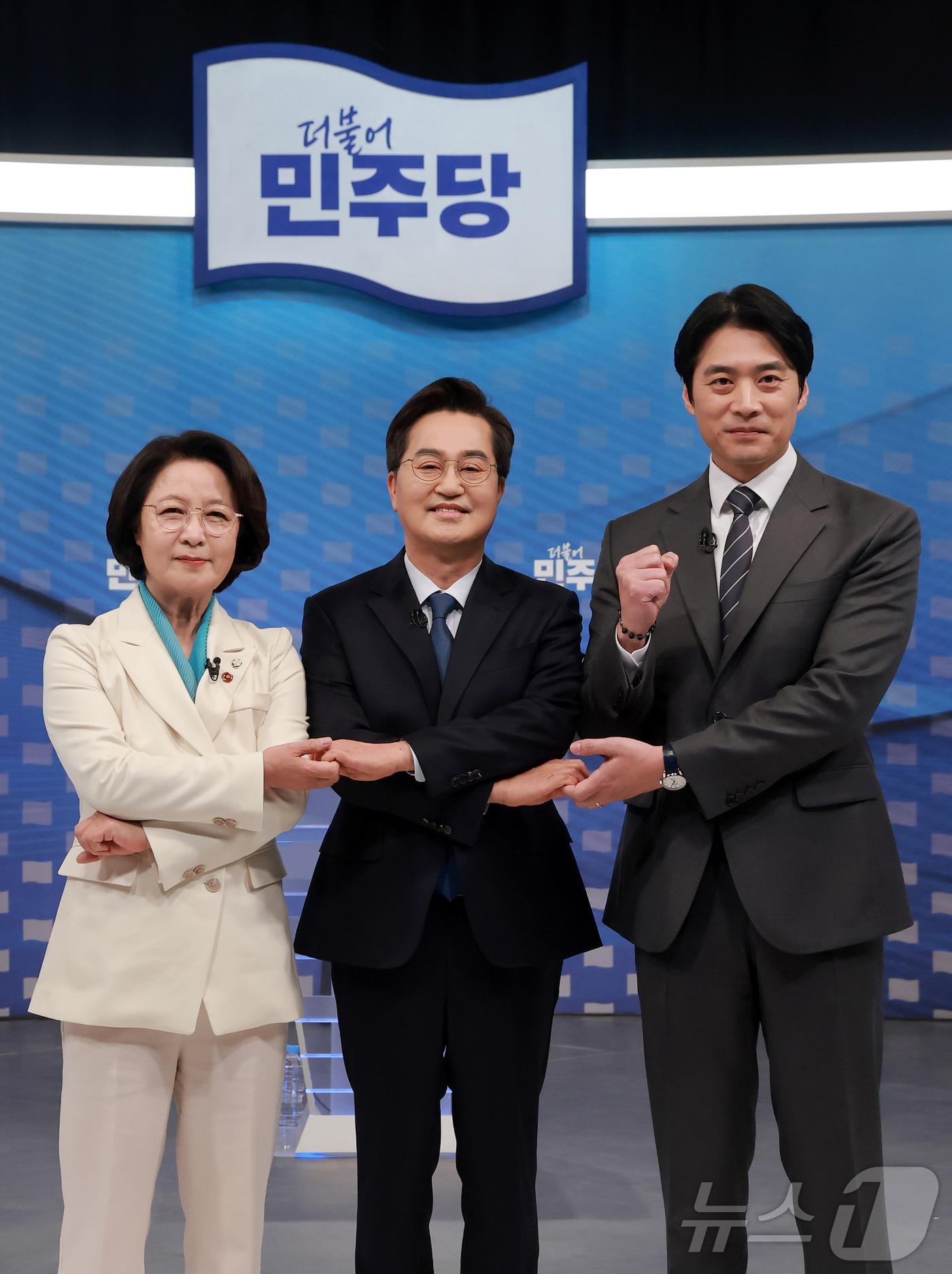 본문 이미지 - 추미애(왼쪽부터), 김동연, 한준호 더불어민주당 경기도지사 경선후보가 1일 서울 양천구 SBS 목동 스튜디오에서 열린 더불어민주당 경기도지사 후보자 2차 TV 합동토론회에서 기념촬영을 하고 있다. 2026.4.1 ⓒ 뉴스1 국회사진기자단