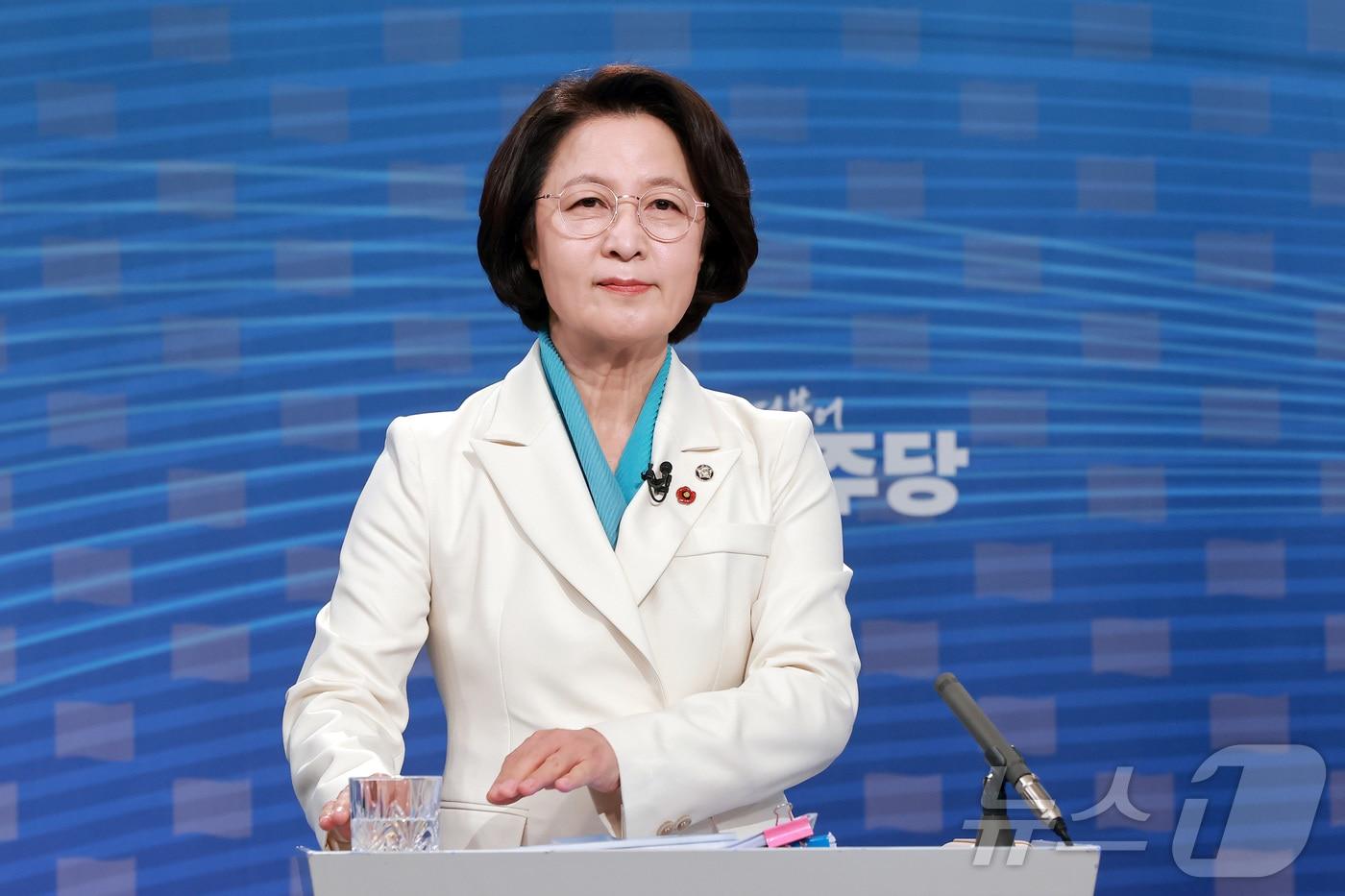 본문 이미지 - 추미애 더불어민주당 경기도지사 경선후보가 1일 서울 양천구 SBS 목동 스튜디오에서 열린 더불어민주당 경기도지사 후보자 2차 TV 합동토론회에 참석해 시작을 기다리고 있다. 2026.4.1 ⓒ 뉴스1 국회사진기자단