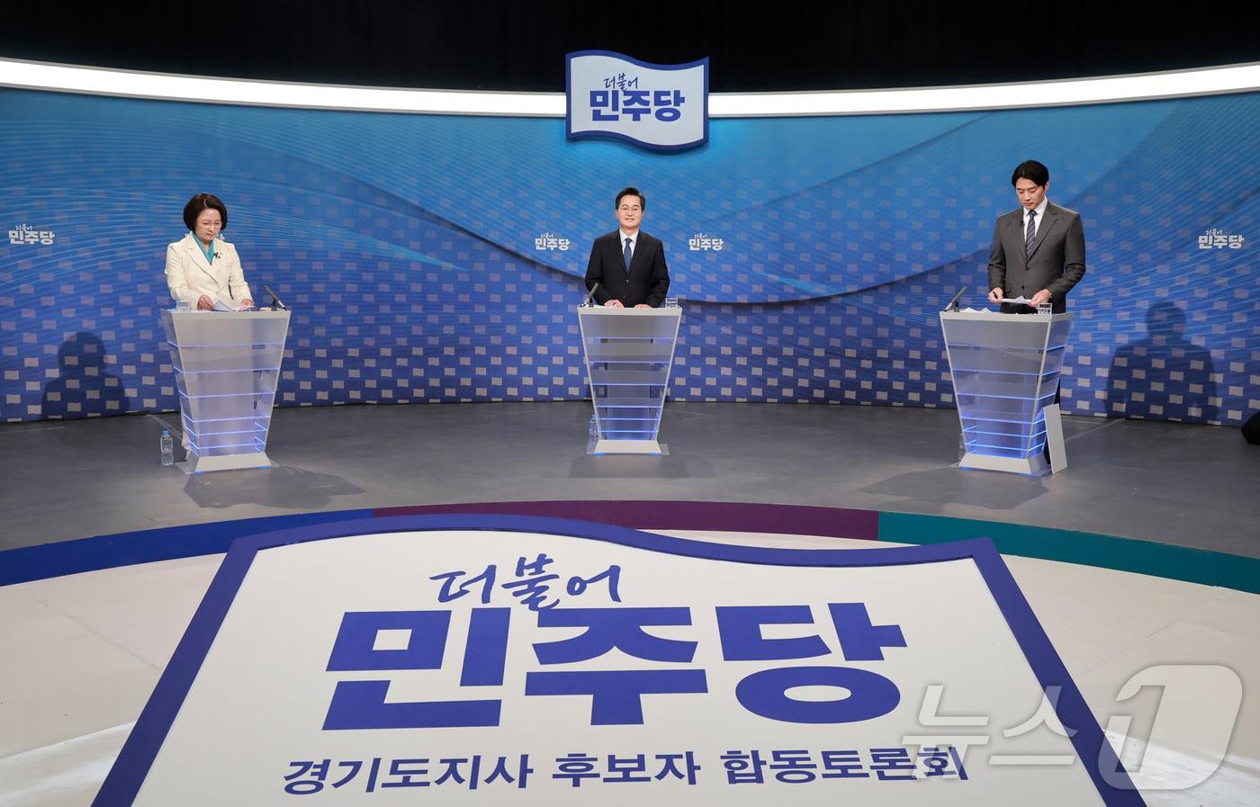 본문 이미지 - 추미애(왼쪽부터), 김동연, 한준호 더불어민주당 경기도지사 경선후보가 1일 서울 양천구 SBS 목동 스튜디오에서 열린 더불어민주당 경기도지사 후보자 2차 TV 합동토론회에서 토론을 준비하고 있다. 2026.4.1 ⓒ 뉴스1 국회사진기자단