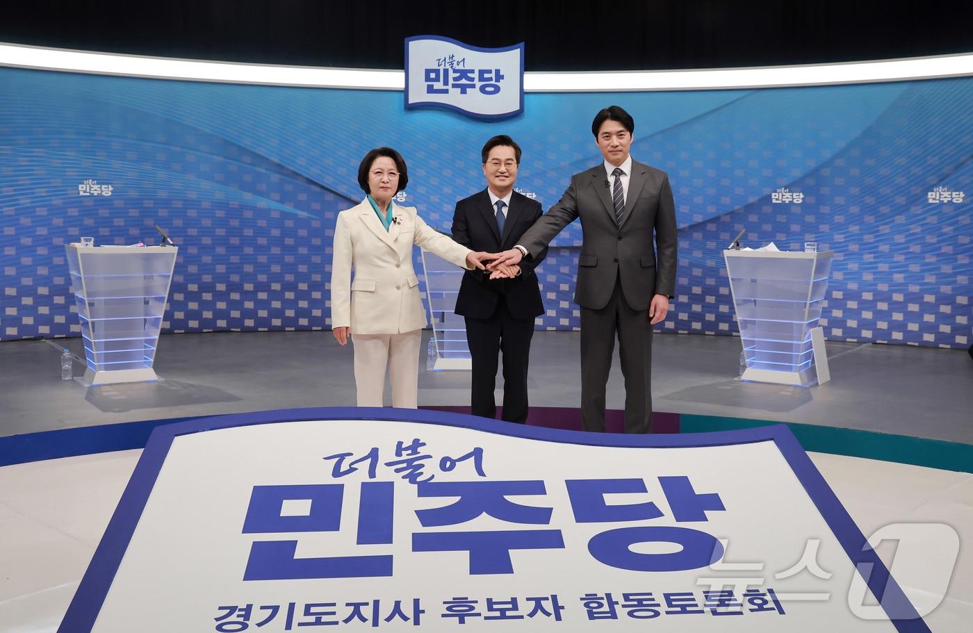 본문 이미지 - 추미애(왼쪽부터), 김동연, 한준호 더불어민주당 경기도지사 경선후보가 1일 서울 양천구 SBS 목동 스튜디오에서 열린 더불어민주당 경기도지사 후보자 2차 TV 합동토론회에서 기념촬영을 하고 있다. 2026.4.1 ⓒ 뉴스1 국회사진기자단