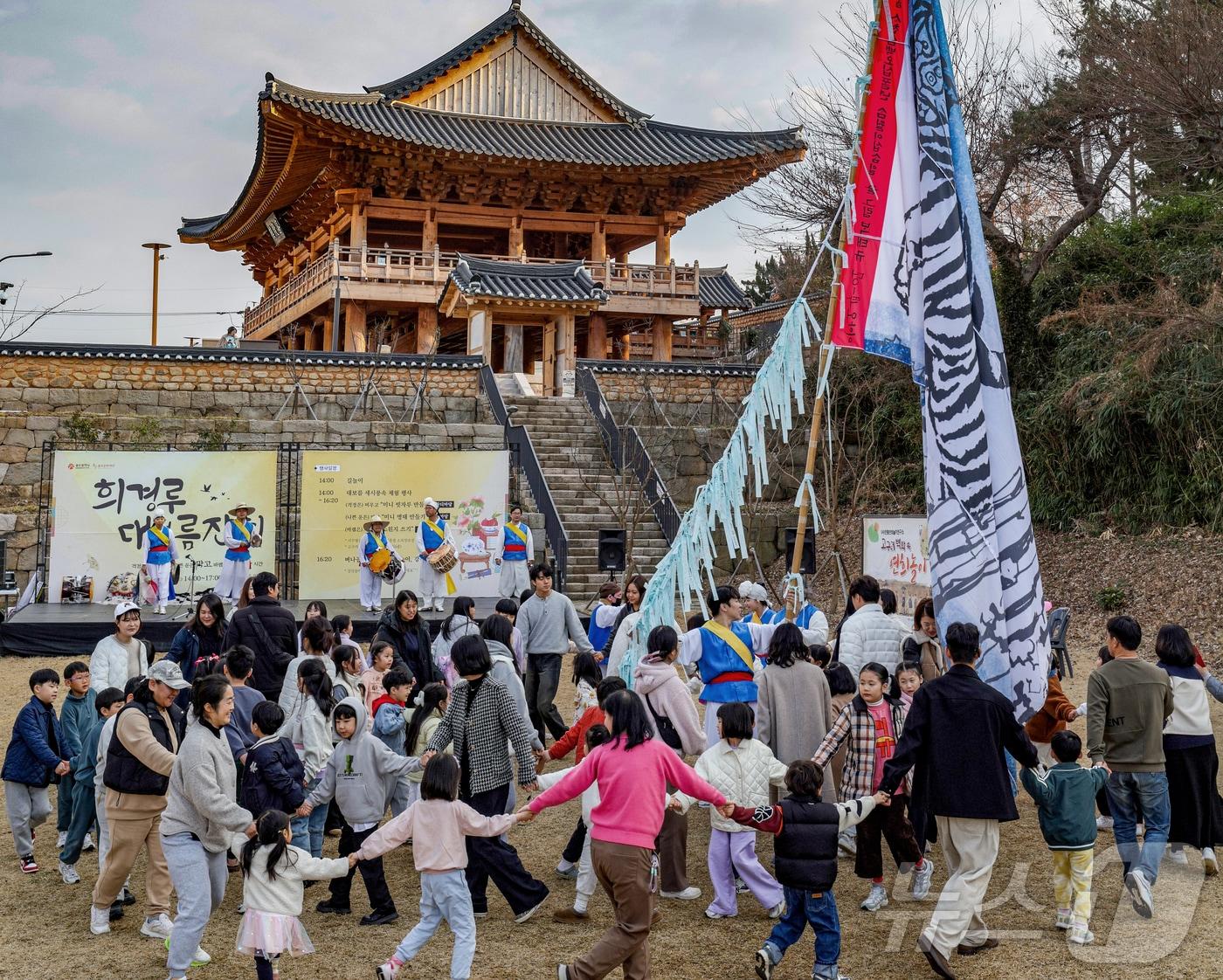 본문 이미지 - 지난 2월 절기-대보름 강강술래 (광주문화재단 제공. 재판매 및 DB금지) ⓒ 뉴스1 