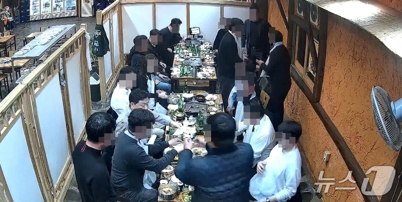 본문 이미지 - 지난해 11월 전북 전주시 완산구의 한 음식점에서 김관영 도지사가 청년에게 현금을 주는 장면.(독자제공. 재판매 및 DB 금지) 뉴스1/장수인 기자