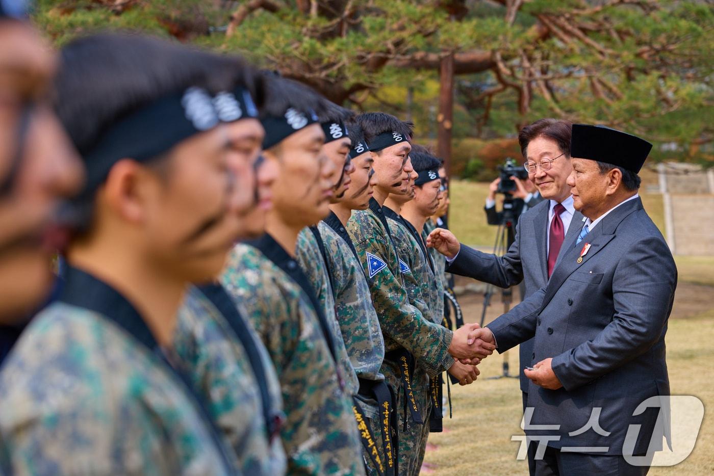 본문 이미지 - 이재명 대통령과 프라보워 수비안토 인도네시아 대통령이 1일 청와대 녹지원에서 열린 친교일정에서 육군 태권도 시범대 공연을 관람한 뒤 단원들을 격려하고 있다. (청와대 제공. 재판매 및 DB 금지) 2026.4.1 ⓒ 뉴스1 허경 기자