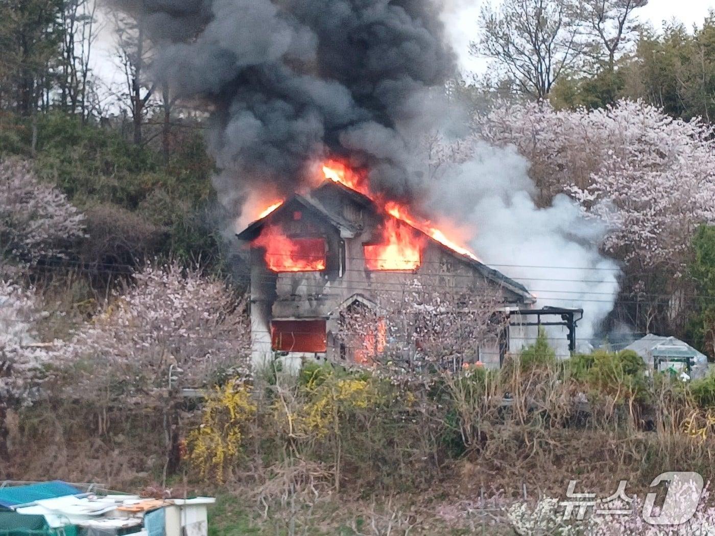 본문 이미지 - 1일 오후 5시 7분쯤 경북 포항시 북구 기계면 학야리의 한 단독주택에서 난 불로 화염이 치솟고 있다. (독자 제공. 재판매 및 DB금지)2026.4.1/뉴스1