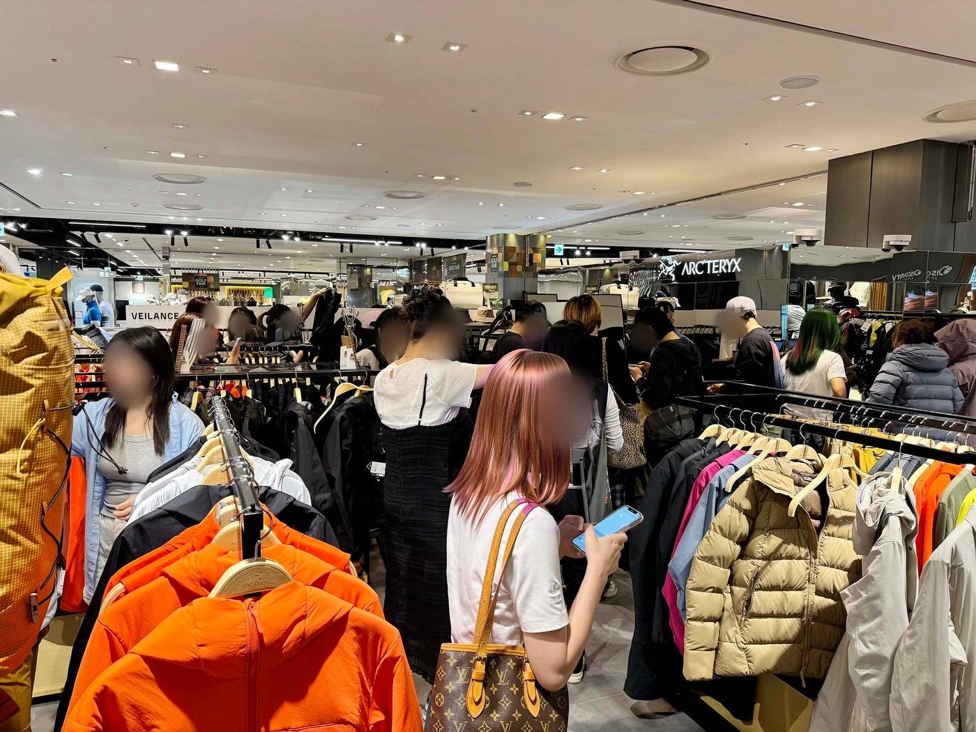 본문 이미지 - 신세계 본점 아웃도어 매장에서 외국인 고객이 쇼핑하는 모습.(신세계백화점 제공)