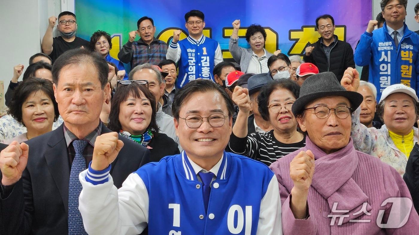 본문 이미지 - 이근철 영광군수후보가 선거사무소 개소식을 갖고 지지자들과 기념사진을 찍고 있다.(이근철 예비후보 제공, 재판매 및 DB금지)/뉴스1 