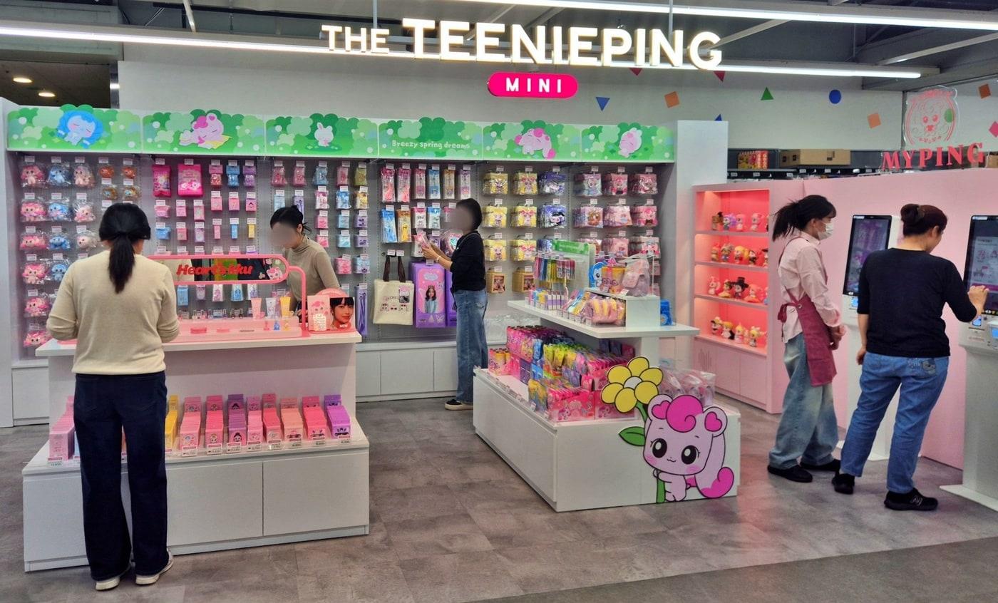 본문 이미지 - 4월 1일 서울시 동대문구 토이저러스 청량리점에 위치한 '더티니핑 미니 매장'에서 고객들이 전시된 상품과 체험존을 즐기고 있다.(롯데마트 제공)