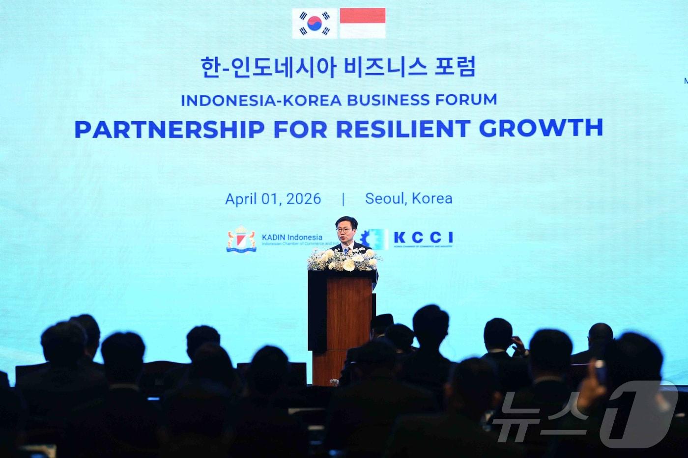 본문 이미지 - 여한구 산업통상부 통상교섭본부장이 1일 서울 중구 서울신라호텔에서 열린 한국-인도네시아 비즈니스포럼에서 인사말을 하고 있다. (산업통상부 제공. 재판매 및 DB 금지) 2026.4.1 ⓒ 뉴스1