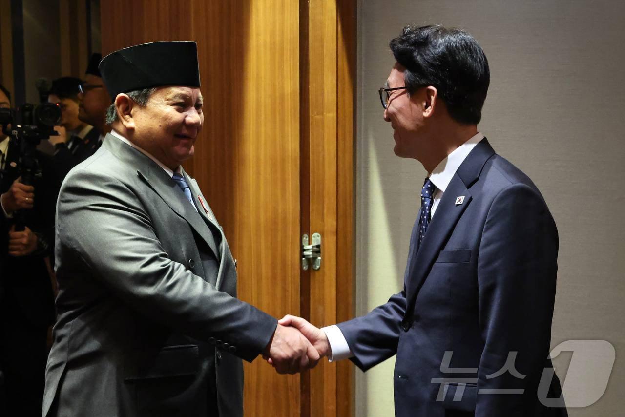 본문 이미지 - 김민석 국무총리가 1일 서울 중구 신라호텔에서 프라보워 수비안토 인도네시아 대통령을 만나 악수하고 있다. (총리실 제공. 재판매 및 DB 금지) 2026.4.1 ⓒ 뉴스1