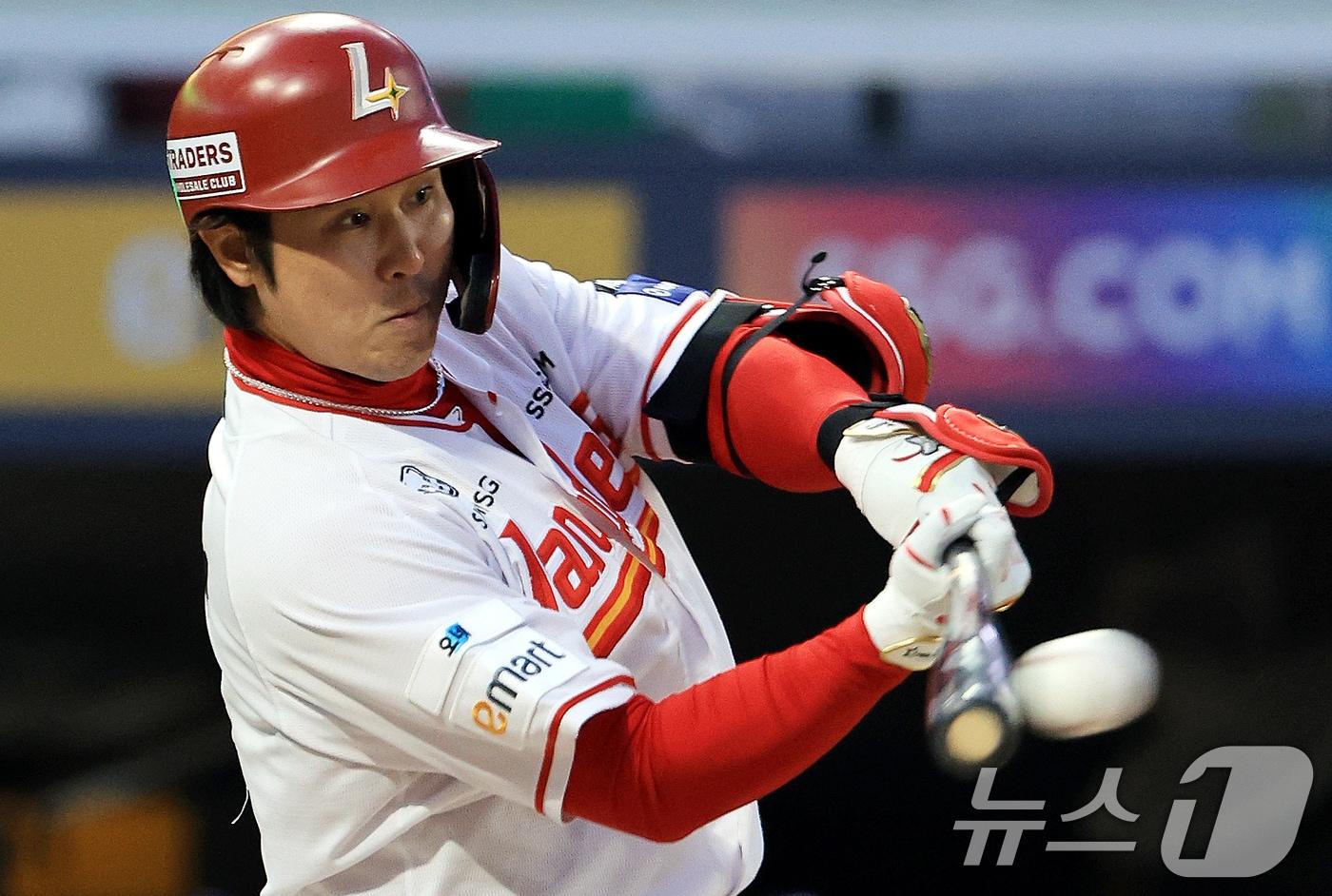 본문 이미지 - 1일 인천 미추홀구 문학야구장에서 열린 '2026 신한 SOL KBO리그' 키움 히어로즈와 SSG 랜더스의 경기, SSG 랜더스 최정이 1회말 2아웃 상황에서 안타를 치고 있다. 2026.4.1 ⓒ 뉴스1 이호윤 기자