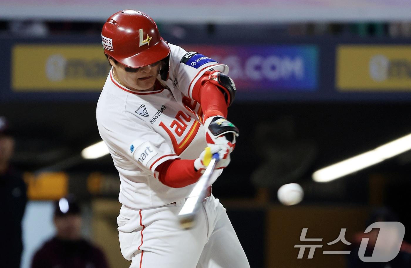 본문 이미지 - 1일 인천 미추홀구 문학야구장에서 열린 '2026 신한 SOL KBO리그' 키움 히어로즈와 SSG 랜더스의 경기, SSG 랜더스 고명준이 4회말 무사 선두타자로 나서 안타를 치고 있다. 2026.4.1 ⓒ 뉴스1 이호윤 기자