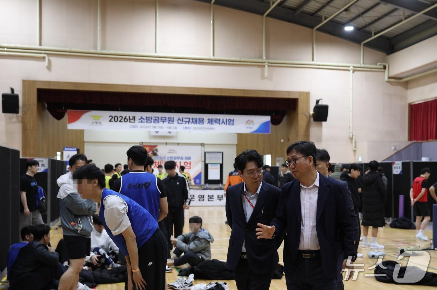 본문 이미지 -  성호선 충남소방본부장이 1일 신규 소방공무원 채용 체력 시험장을 방문해 응시자들을 격려하고 있다. (충남소방본부 제공, 재판매 및 DB금지) / 뉴스1