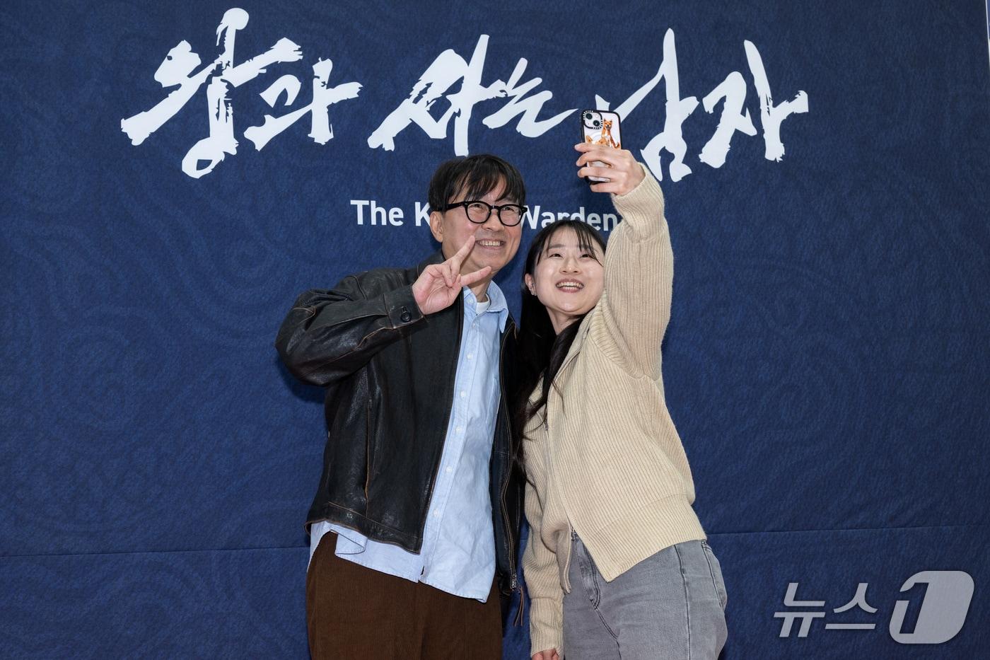 본문 이미지 - '왕과 사는 남자' 장항준 감독이 충북 제천을 찾아 시민들과 만나 포토 타임을 갖고 있다..(독자 제공. 재판매 및 DB금지)