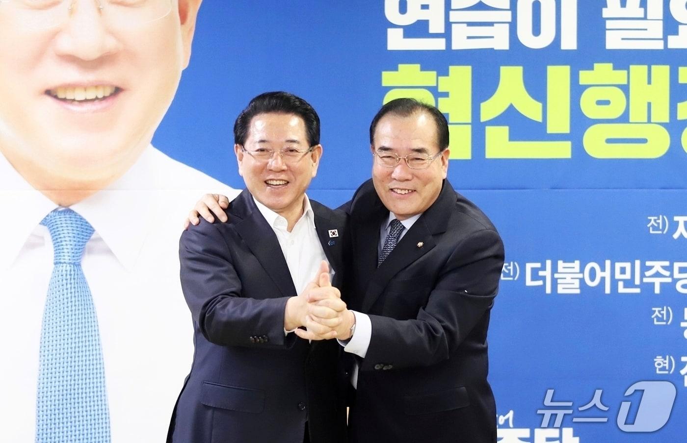 본문 이미지 - 이개호 국회의원이 1일 김영록 민주당 전남광주특별시장 예비후보 사무실을 찾아 김 예비후보와 손을 맞잡고 있다.(사진=김영록 후보 선거캠프 제공) 2026.4.1