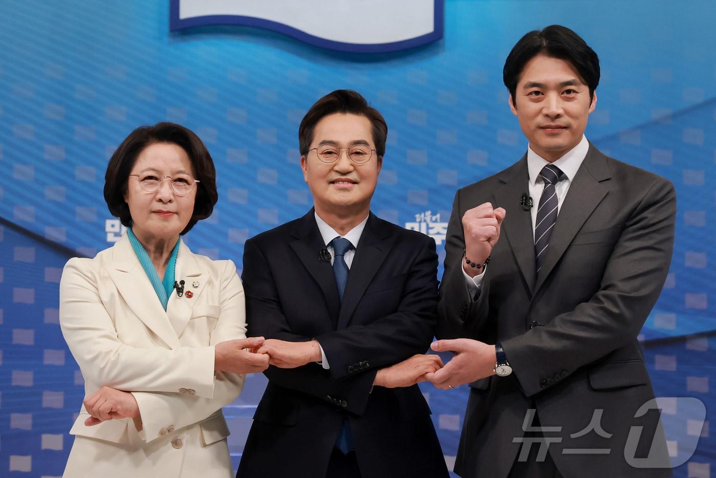 본문 이미지 - 추미애(왼쪽부터), 김동연, 한준호 더불어민주당 경기도지사 경선후보가 지난 1일 서울 양천구 SBS 목동 스튜디오에서 열린 더불어민주당 경기도지사 후보자 2차 TV 합동토론회에서 기념촬영을 하고 있다. 2026.4.1 ⓒ 뉴스1 국회사진기자단