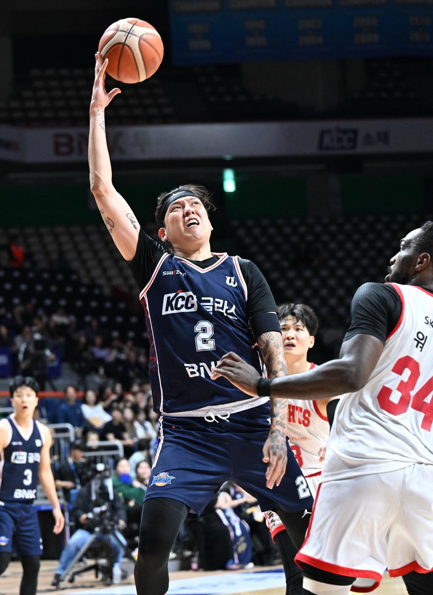 본문 이미지 - 프로농구 부산 KCC가 접전 끝에 서울 SK를 꺾고 6강 플레이오프 진출 희망을 키웠다.(KBL 제공)