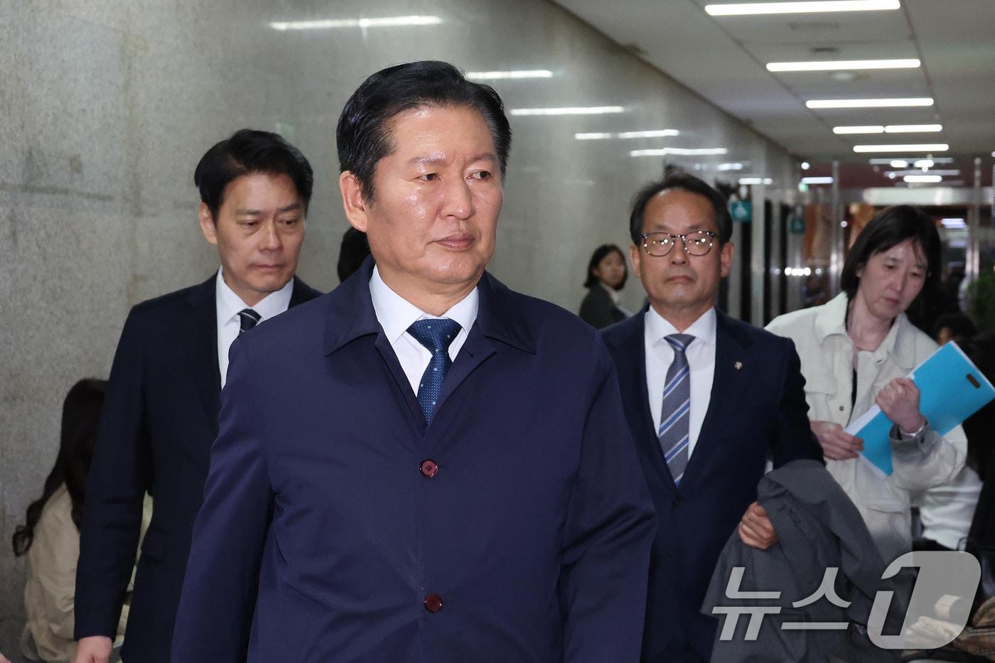 본문 이미지 - 정청래 더불어민주당 대표가 1일 서울 여의도 국회에서 열린 비공개 최고위원회의에 참석하고 있다. 2026.4.1 ⓒ 뉴스1 신웅수 기자