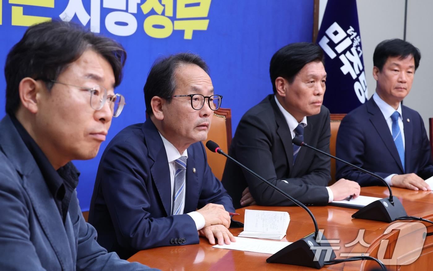 본문 이미지 - 강준현 더불어민주당 수석대변인이 지난 4월 서울 여의도 국회에서 열린 비공개 최고위원회의 결과에 대해 발표하고 있다. 민주당은 이날 돈봉투 의혹을 받는 김관영 전북지사를 제명한다고 밝혔다. 2026.4.1 ⓒ 뉴스1 신웅수 기자