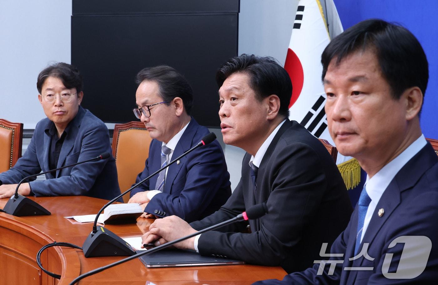 본문 이미지 - 조승래 더불어민주당 사무총장이 지난달 1일 서울 여의도 국회에서 열린 비공개 최고위원회의 결과에 대해 발표하고 있다. 더불어민주당은 이날 돈봉투 의혹을 받는 김관영 전북지사를 제명한다고 밝혔다. 2026.4.1 ⓒ 뉴스1 신웅수 기자