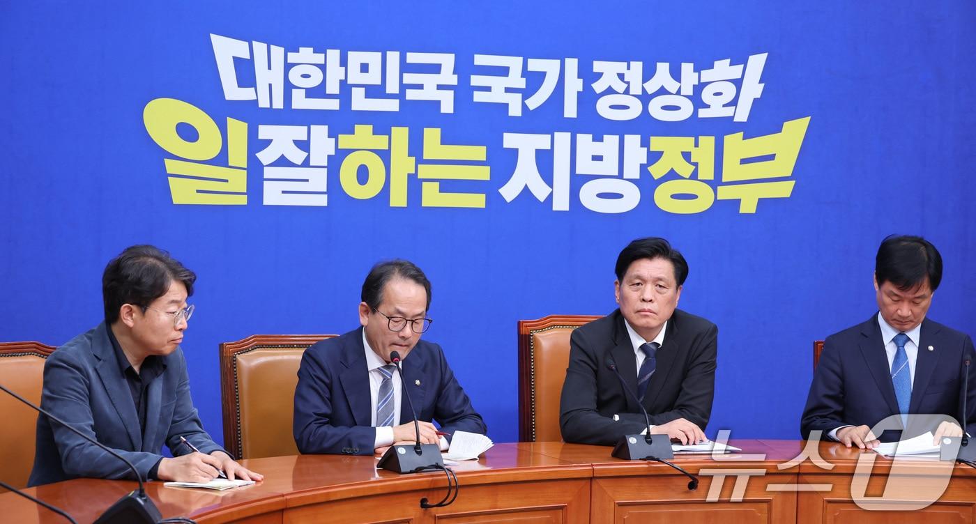 본문 이미지 - 강준현 더불어민주당 수석대변인이 1일 서울 여의도 국회에서 열린 비공개 최고위원회의 결과에 대해 발표하고 있다. 더불어민주당은 이날 돈봉투 의혹을 받는 김관영 전북지사를 제명한다고 밝혔다. 2026.4.1 ⓒ 뉴스1 신웅수 기자