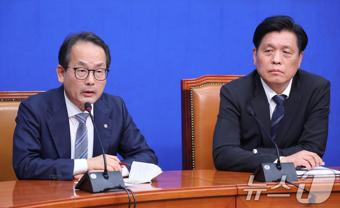 본문 이미지 - 강준현 더불어민주당 수석대변인이 지난 4월 1일 서울 여의도 국회에서 열린 비공개 최고위원회의 결과에 대해 발표하고 있다. 2026.4.1 ⓒ 뉴스1 신웅수 기자