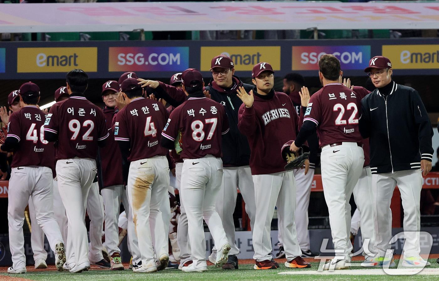 본문 이미지 - 1일 인천 미추홀구 문학야구장에서 열린 '2026 신한 SOL KBO리그' 키움 히어로즈와 SSG 랜더스의 경기에서 11대2로 승리을 거둔 키움 선수들이 기쁨을 나누고 있다. 2026.4.1 ⓒ 뉴스1 이호윤 기자