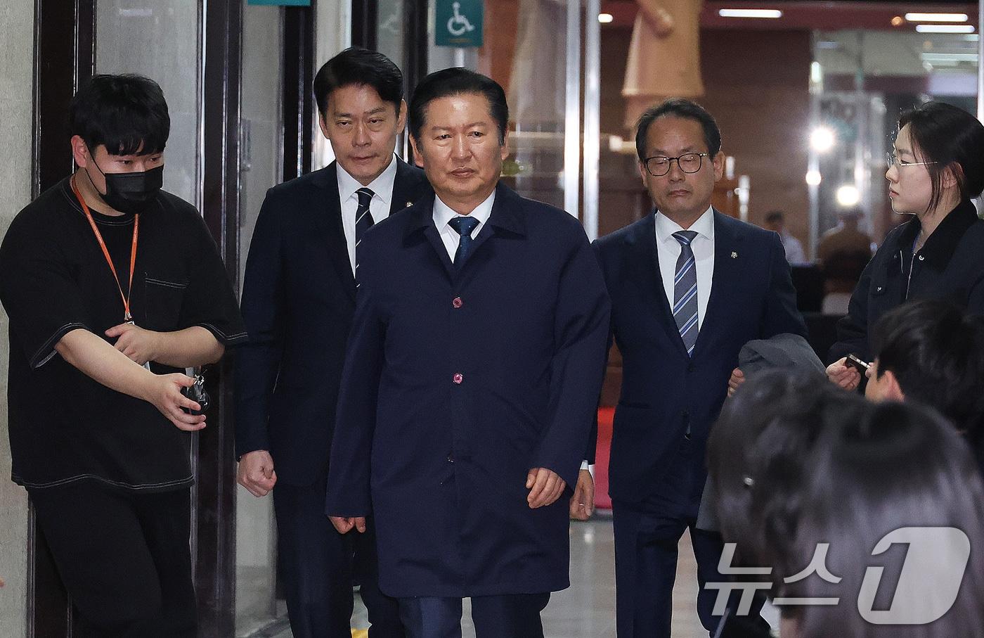 본문 이미지 - 정청래 더불어민주당 대표가 1일 서울 여의도 국회에서 열린 비공개 최고위원회의에 참석하고 있다. 2026.4.1 ⓒ 뉴스1 신웅수 기자