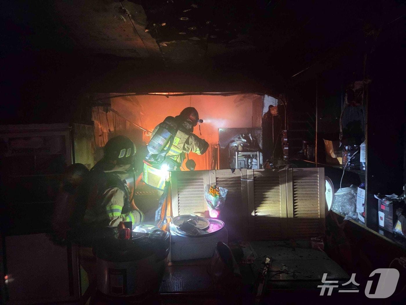 본문 이미지 - 화재 현장 모습.(전북 소방 제공. 재판매 및 DB 금지)