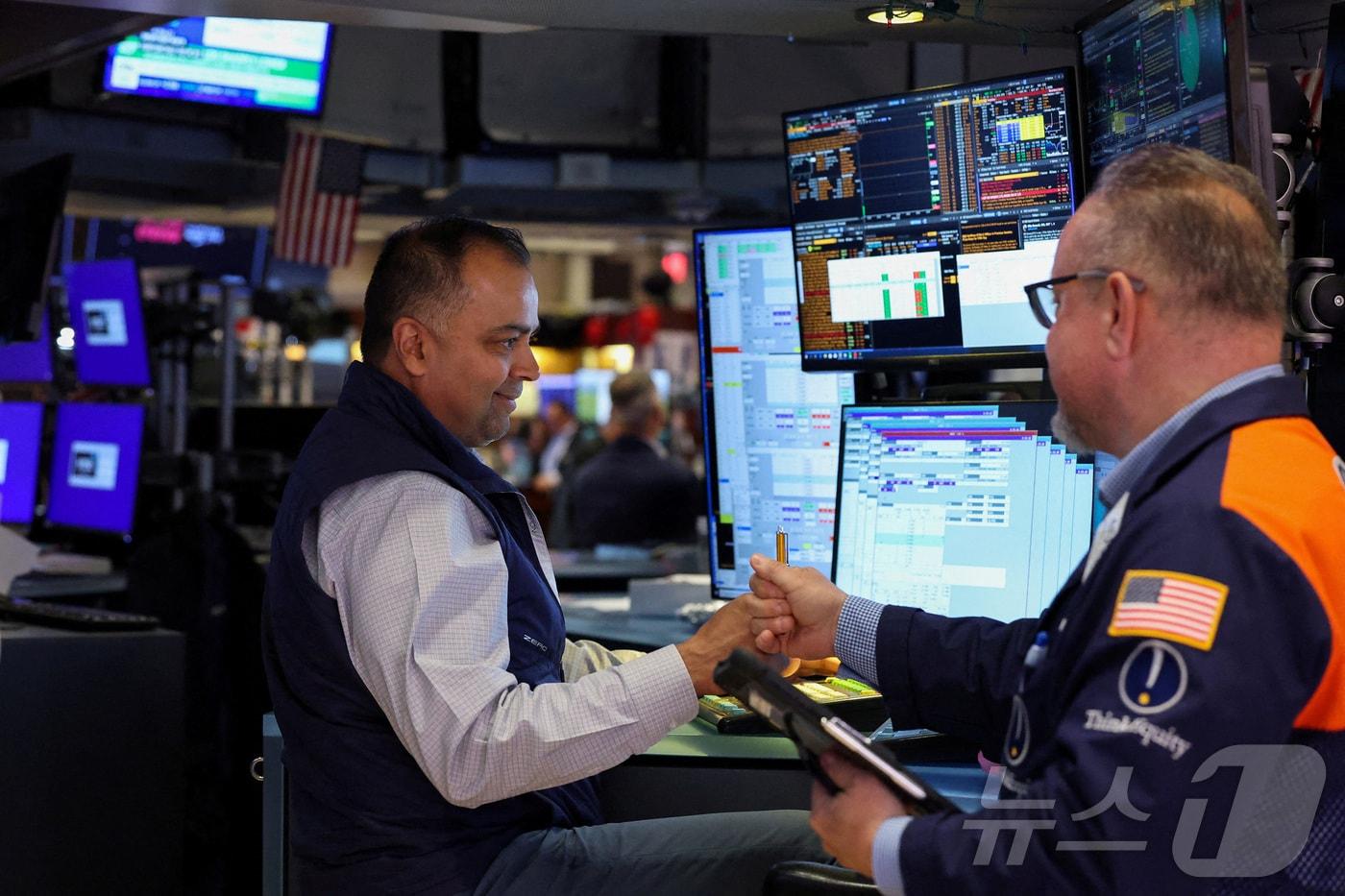 본문 이미지 - 뉴욕증권거래소 트레이더들 ⓒ 로이터=뉴스1