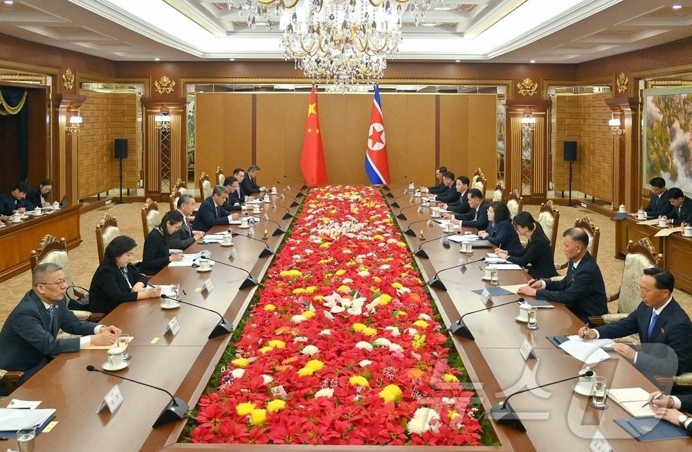 본문 이미지 - (평양 노동신문=뉴스1) = 북한 노동당 기관지 노동신문은 10일 최선희 외무상이 전날 금수산영빈관에서 왕이 중국 공산당 중앙위원회 정치국 위원 겸 외교부장과 회담을 했다고 보도했다. [국내에서만 사용가능. 재배포 금지. DB 금지. For Use Only in the Republic of Korea. Redistribution Prohibited] rodongphoto@news1.kr