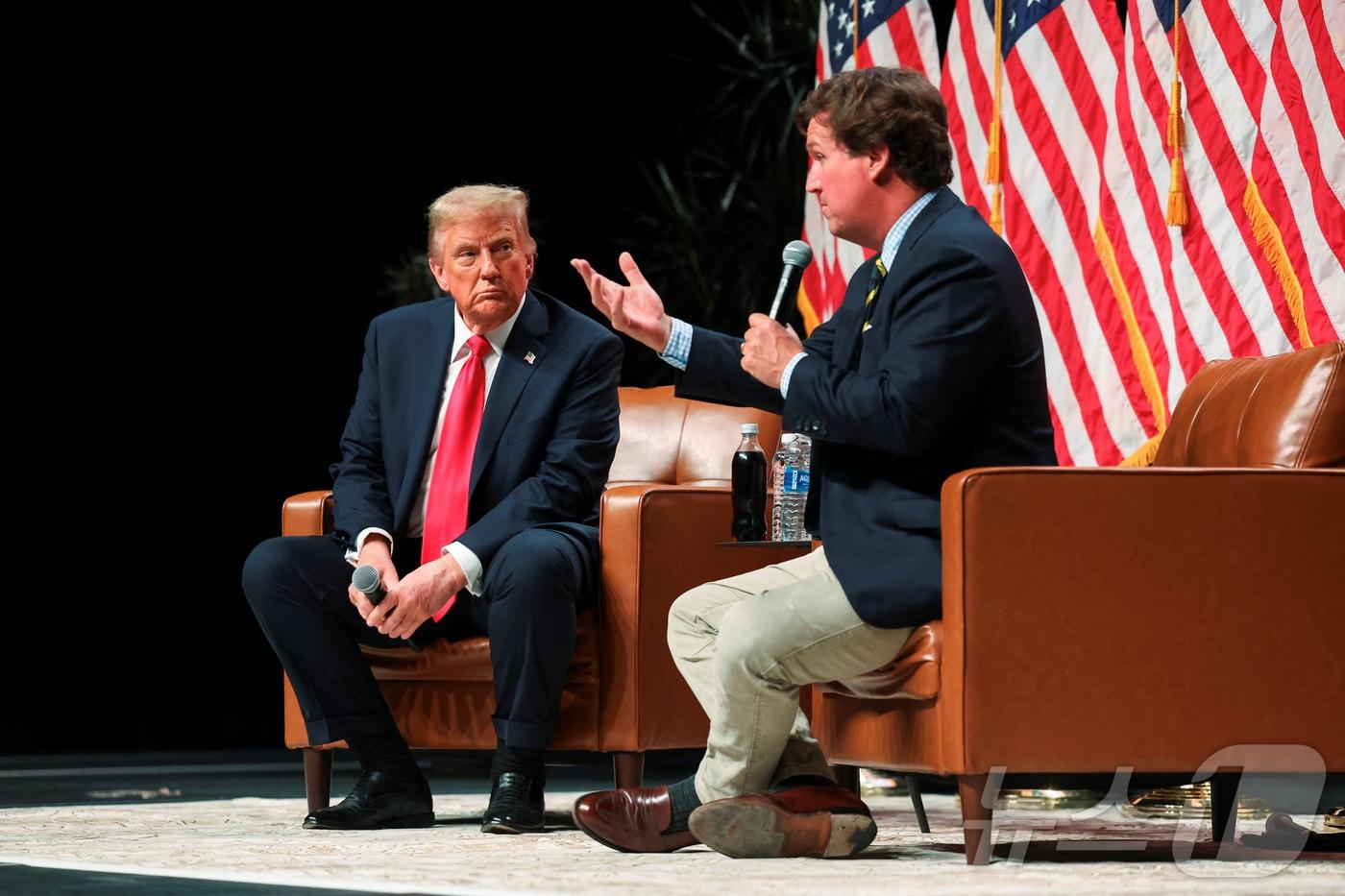 본문 이미지 - 도널드 트럼프 미국 대통령이 지난 미국 대선이 한창이던 2024년 10월 31일(현지시간) 미국 애리조나주 글렌데일에서 열린 행사에서 터커 칼슨과 대담하고 있다. 2026.04.09. ⓒ 로이터=뉴스1