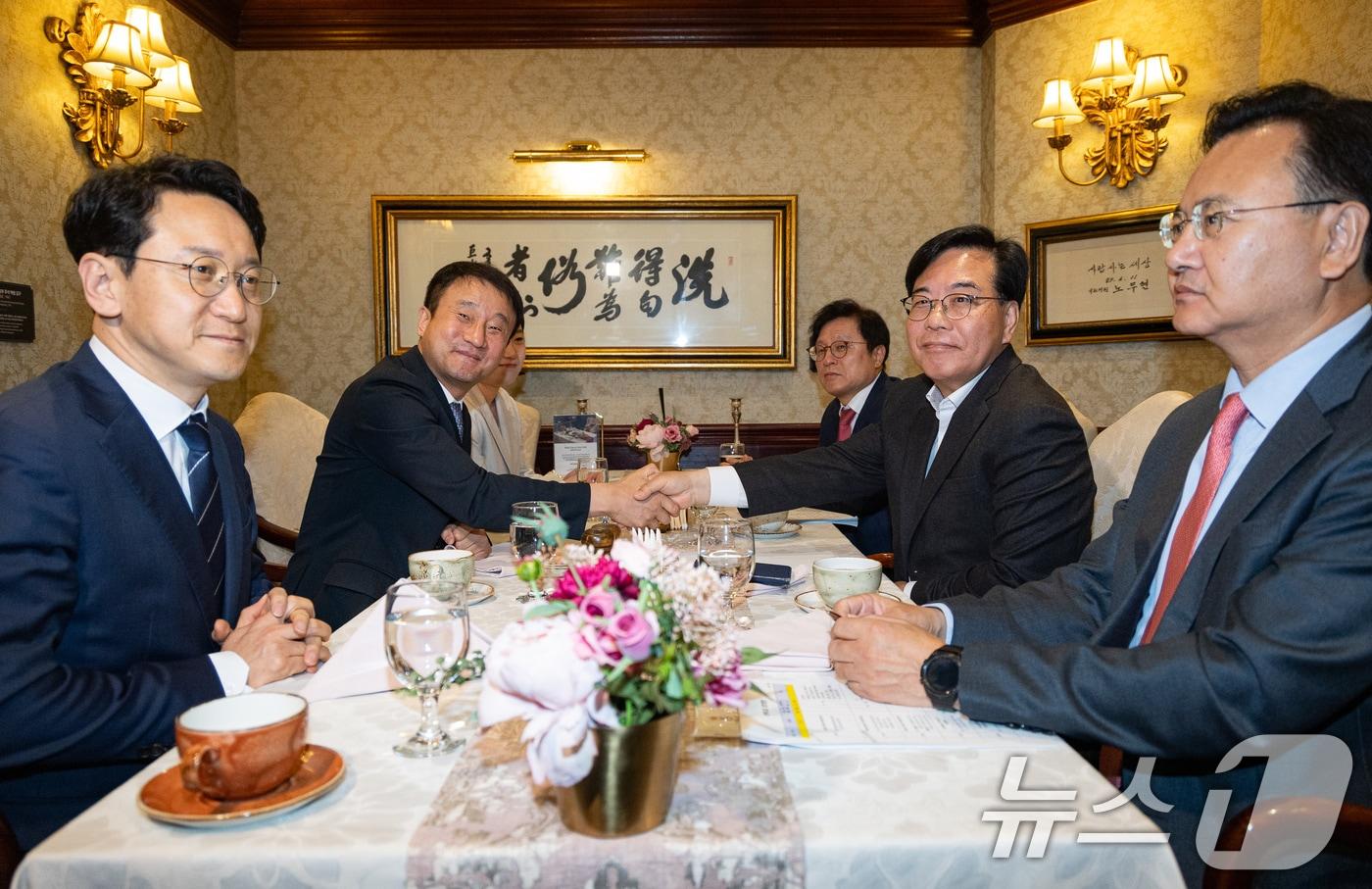 본문 이미지 - 더불어민주당 한병도, 국민의힘 송언석 원내대표와 여야 원내수석 및 예결위 간사들이 10일 서울 여의도 한 식당에서 조찬 회동을 하고 있다. 왼쪽부터 시계방향으로 더불어민주당 천준호 원내운영수석부대표, 한 원내대표, 이소영 예결위 간사, 국민의힘 박형수 예결위 간사, 송 원내대표, 유상범 원내수석부대표. 2026.4.10 ⓒ 뉴스1 유승관 기자